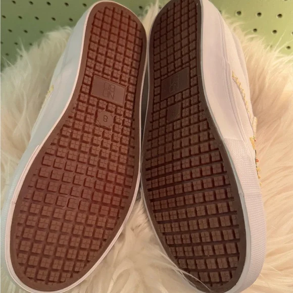 Custom embroidered white sneakers size 8 - Picture 4 of 6